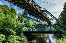 Klebstoffe machen die Schwebebahn-Wagen leichter. Foto: majonit � stock.adobe.com | Freie-Pressemitteilungen.de